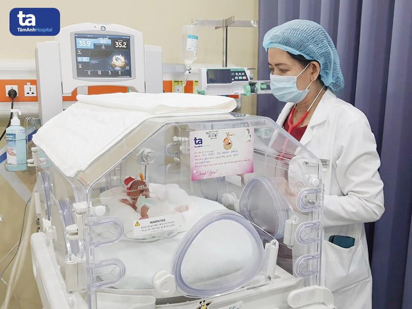 bác sĩ Cam Ngọc Phượng chăm sóc trẻ sinh non