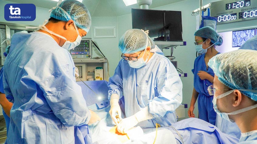 Bác sĩ Bệnh viện ĐK Tâm Anh Hà Nội quyết định khâu vòng tử cung và áp dụng nhiều phương pháp cấp cứu khác để giữ thai nhi ở thêm trong bụng mẹ