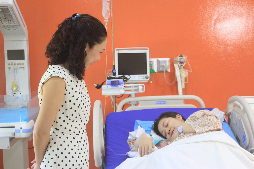 Lãnh đạo bệnh viện Tâm Anh thăm hỏi, tặng hoa, quà và chúc mừng gia đình