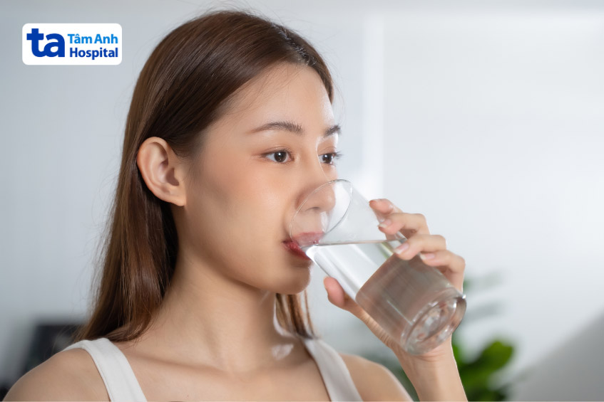 thai phụ cần uống ít nhất 2l nước lọc mỗi ngày