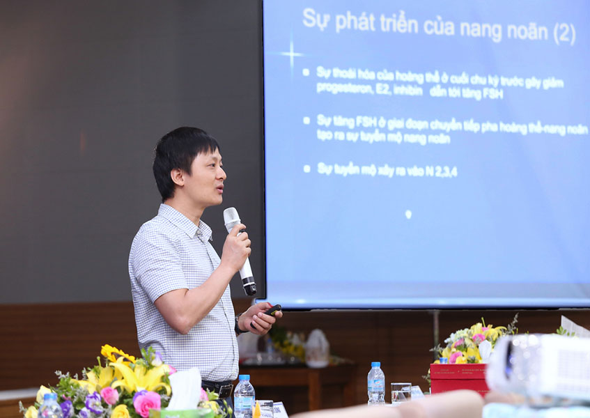 TS.BS Nguyễn Xuân Hợi đang hướng dẫn học viên với chủ đề “Sinh lý nội tiết của quá trình thụ tinh và làm tổ”