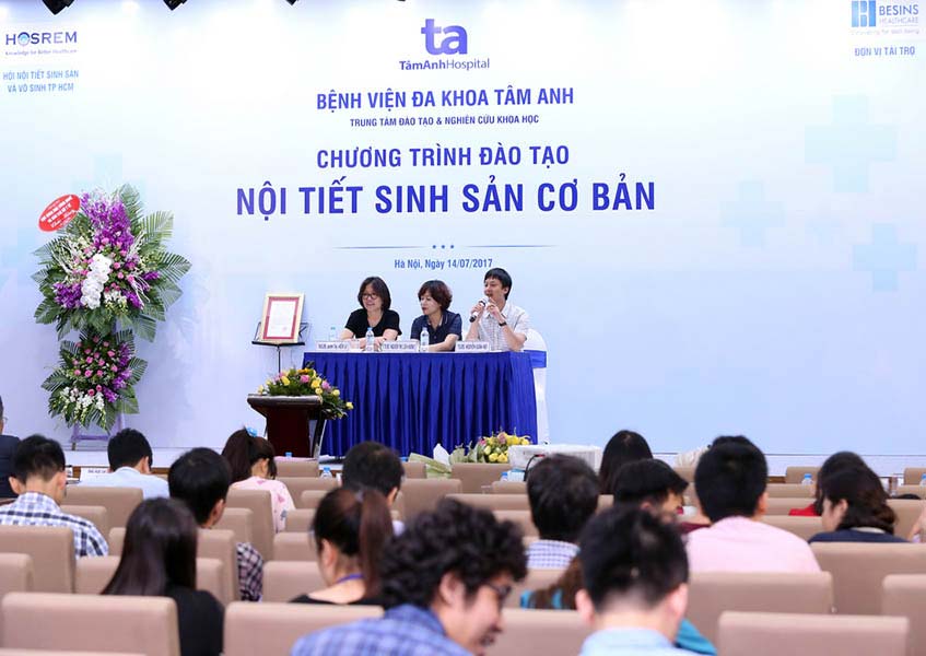 bác sĩ trình bày đề tài báo cáo