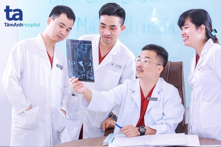 bac si hoang cung cong su