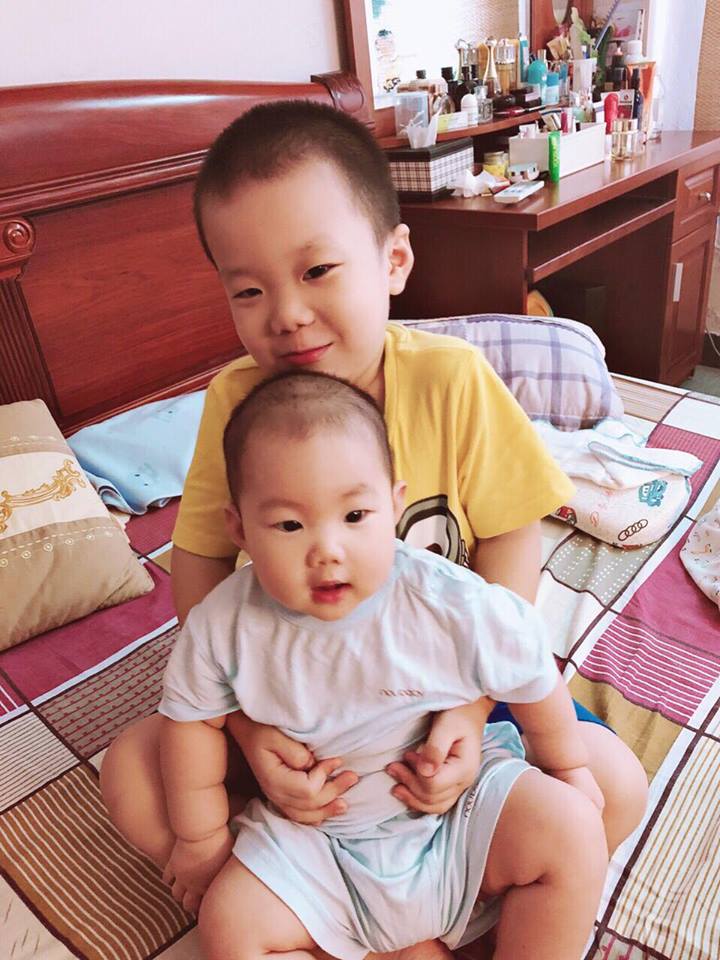 2 con trai chi Pham Thuy be