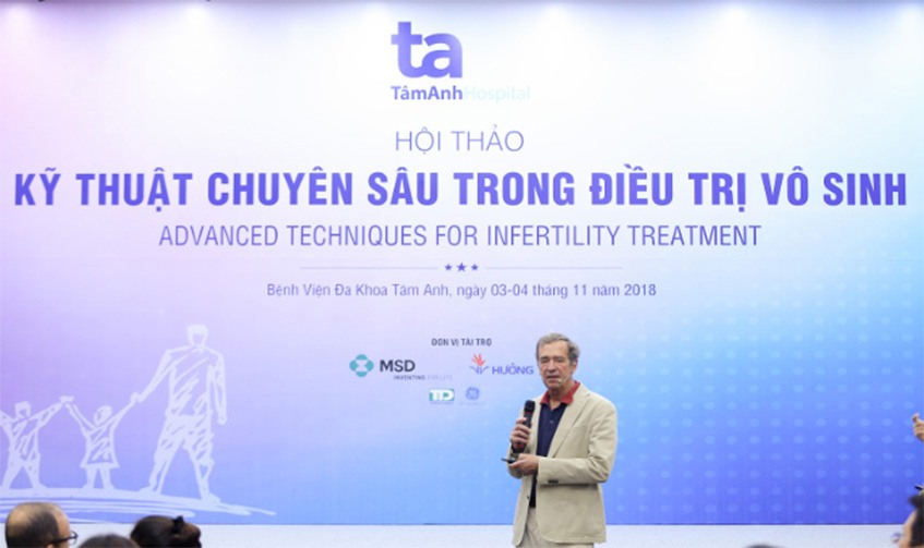 giáo sư chia sẽ tại hội nghị