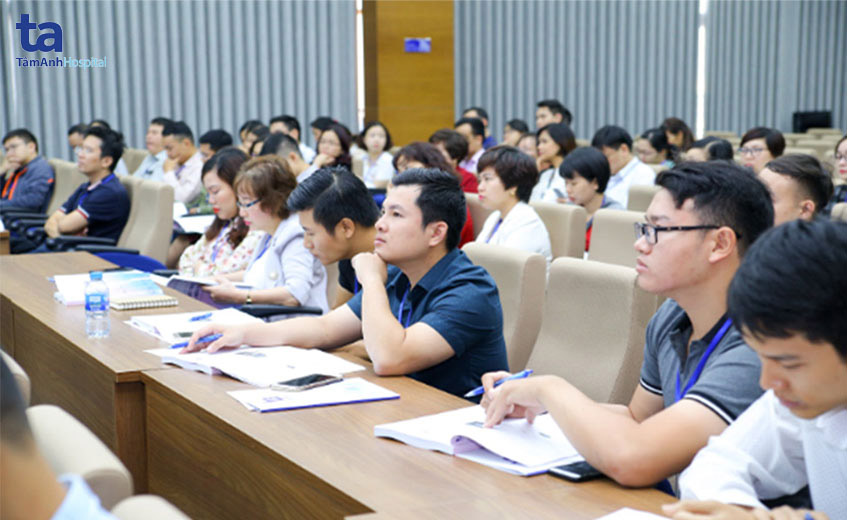 Người tham dự hội thảo chăm chú ghi chép và lắng nghe những chia sẻ hữu ích đến từ các chuyên gia