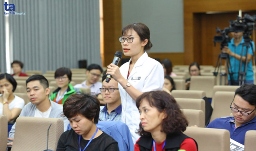 Học viên tham dự hội thảo trao đổi và đặt câu hỏi cho các chuyên gia