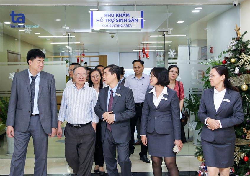 Đại diện Viện Công nghệ sinh học tham quan các chuyên khoa thế mạnh của Bệnh viện Đa khoa Tâm Anh