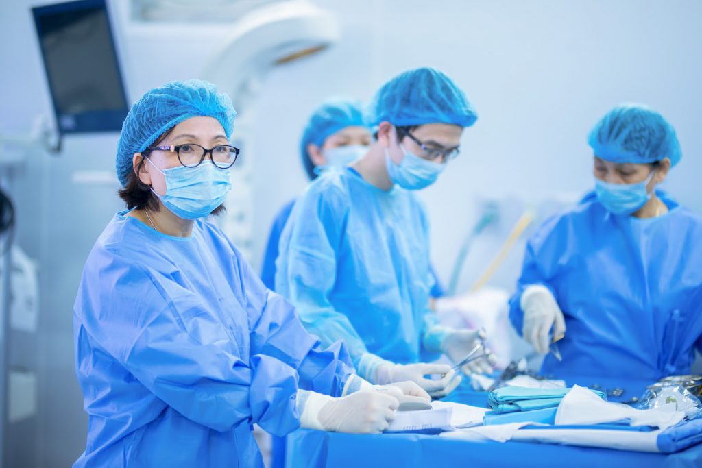 Bác sĩ Đinh Thị Hiền Lê trong một ca mổ lấy thai tại BVĐK Tâm Anh