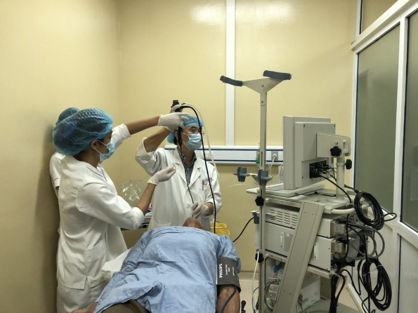Bệnh nhân đang thực hiện nội soi phế quản ống mềm
