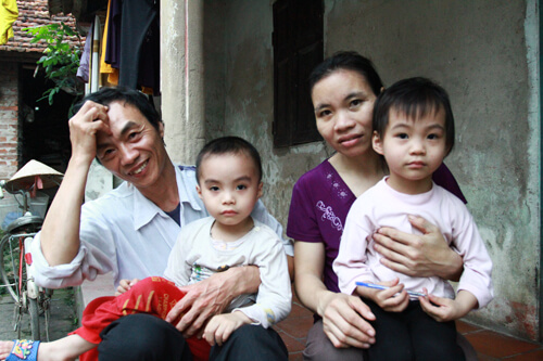 Hiện tại sức khỏe anh Chiên yếu, chỉ có vợ anh đi làm nuôi cả gia đình. Ảnh: Phan Dương gia-dinh-hanh-phuc