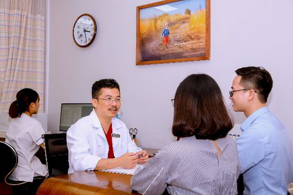 PGS.TS.BS. Lê Hoàng - người có 20 năm kinh nghiệm trong ngành Hỗ trợ sinh sản, hiện là GĐ Trung tâm IVFTA, đang khám và tư vấn cho bệnh nhân