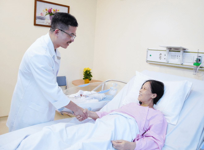 Phó Giáo sư Lê Hoàng và sản phụ Trương Thị Hải Hằng - người phụ nữ được làm mẹ nhờ thụ tinh ống nghiệm ở tuổi 53