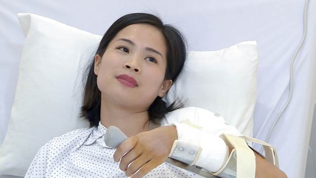Ngay sau phẫu thuật lần thứ nhất, cánh tay của chị Mai Anh phục hồi rõ rệt, chị đã gấp được khớp khuỷu và đưa bàn tay lên miệng. Ngay sau phẫu thuật lần thứ nhất, cánh tay của chị Mai Anh phục hồi rõ rệt, chị đã gấp được khớp khuỷu và đưa bàn tay lên miệng.