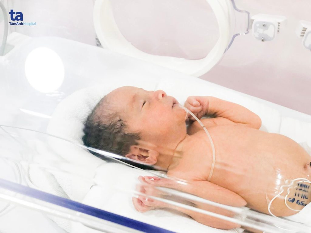 Một ê kíp các bác sĩ sơ sinh hồi sức được huy động để chăm sóc cho hai em bé sau sinh.