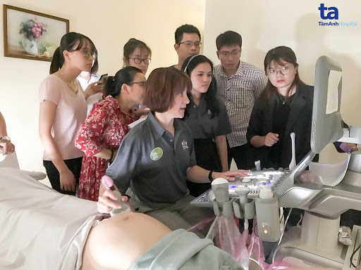 Học viên được hướng dẫn thực hành trên máy siêu âm tại BVĐK Tâm Anh, Hà Nội