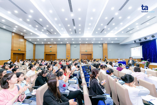 Hội thảo thu hút sự quan tâm của nhiều cán bộ nhân viên y tế Hội thảo thu hút sự quan tâm của nhiều cán bộ nhân viên y tế