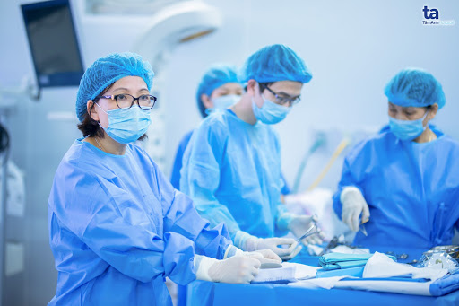 Thạc sĩ - Bác sĩ Đinh Thị Hiền Lê đang thực hiện ca mổ 