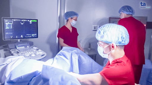 PGS.TS.BS Lê Hoàng đang thực hiện thủ thuật cho bệnh nhân 