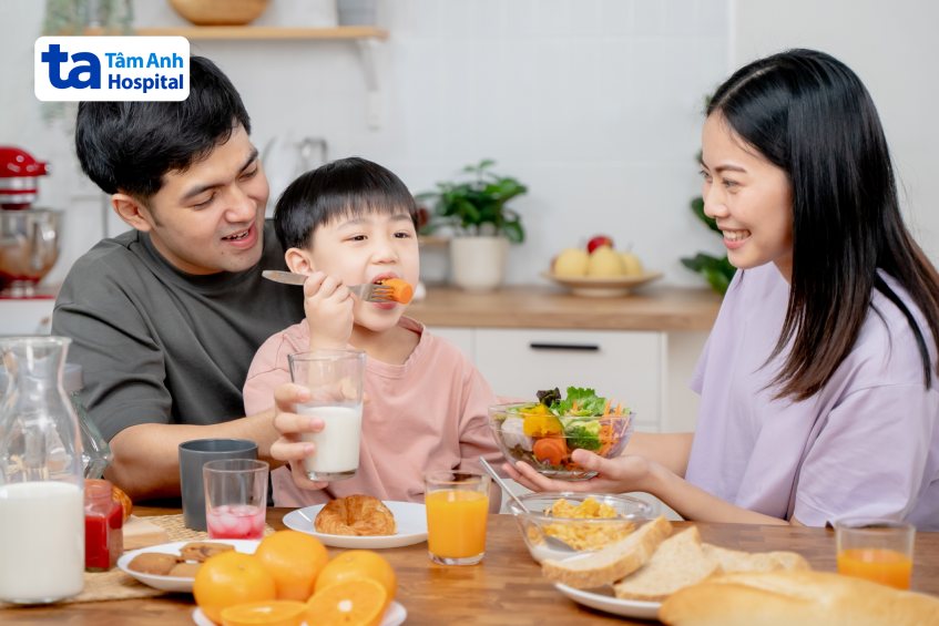 bố mẹ nên tăng cường rau xanh, trái cây tươi