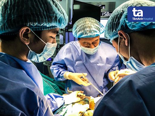 phẫu thuật trong phòng mổ vô trùng tại BVĐK Tâm Anh