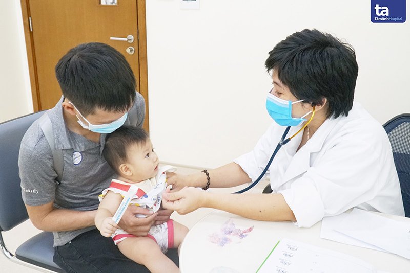 Bác sĩ đeo khẩu trang khi khám bệnh