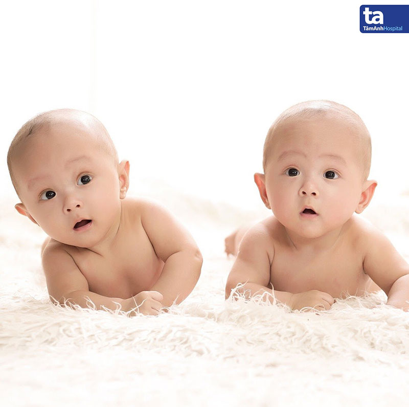 2 bé trai kháu khỉnh của thai phụ H.T.H.T sau điều trị phẫu thuật truyền máu song thai ở tuần 36 thai kỳ tại BVĐK Tâm Anh