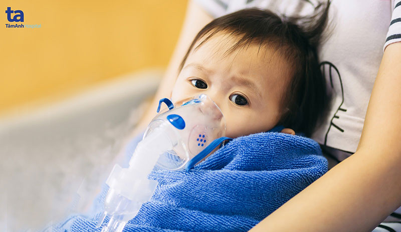 Trẻ mắc bệnh hen suyễn có thể gặp triệu chứng khó thở nặng khi thời tiết chuyển mùa