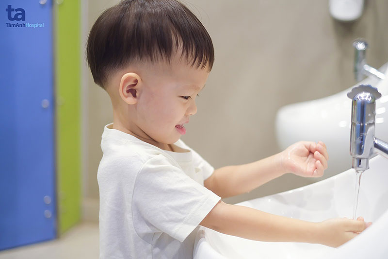 Hướng dẫn trẻ rửa tay đúng cách phòng bệnh tay chân miệng