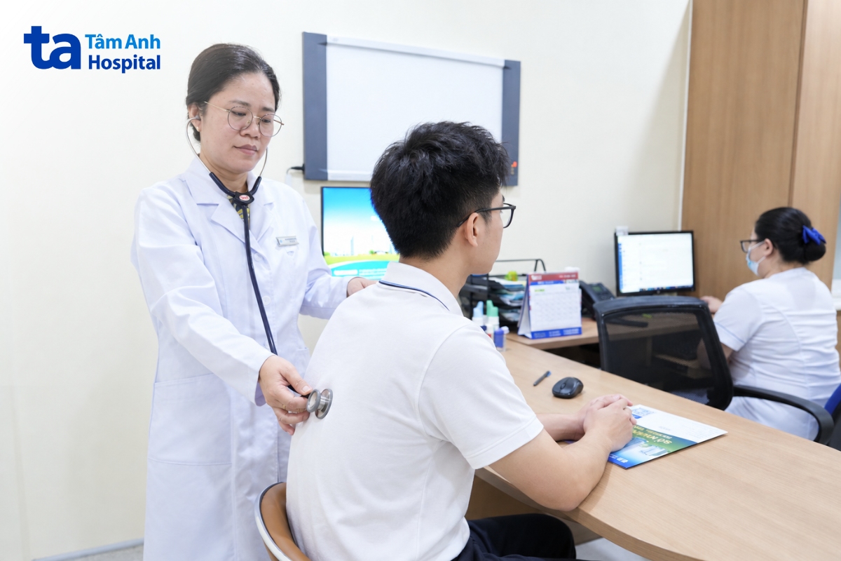 bác sĩ đang khám cho người bệnh