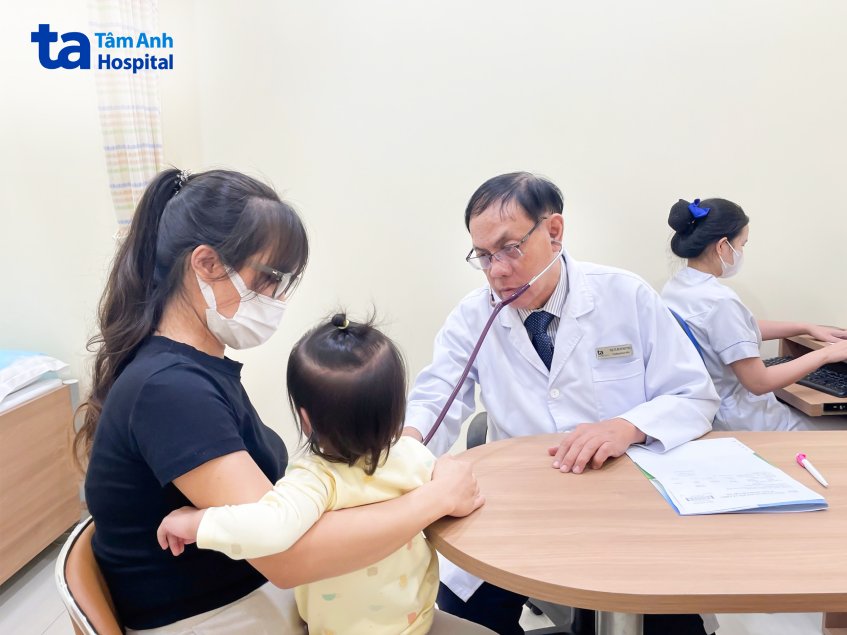 Bác sĩ khám cho bệnh nhi