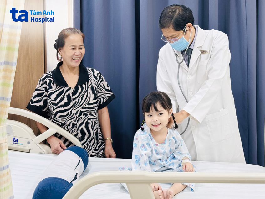 Bác sĩ khám cho trẻ tại phòng nội trú nhi