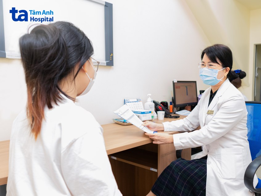 Bác sĩ tư vấn chăm sóc sức khỏe sơ sinh cho mẹ