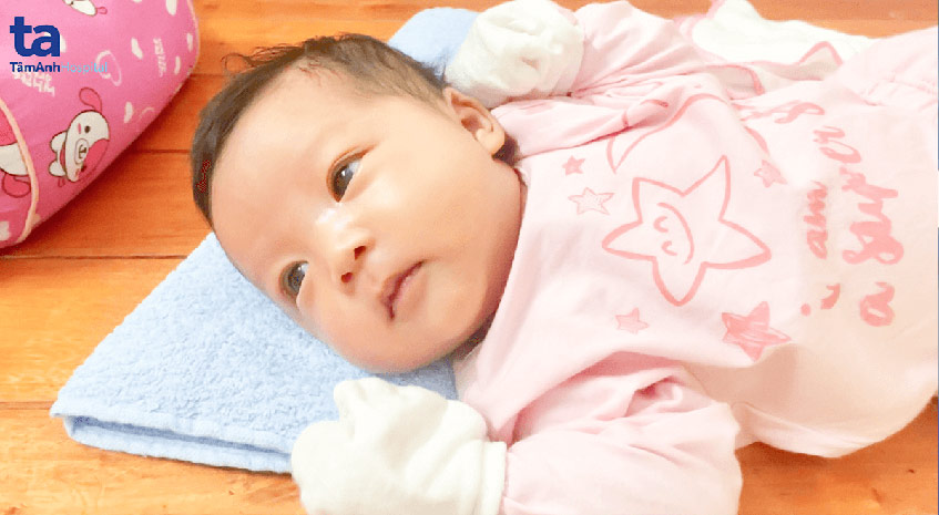 Bé Đỗ Hồng Khanh lanh lợi, đáng yêu lúc tròn 1 tháng tuổi