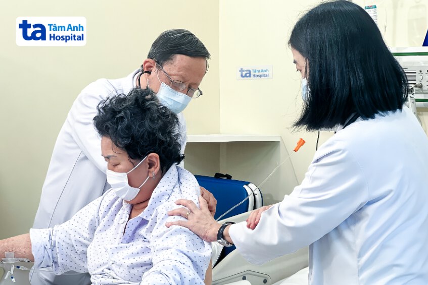 PGS.TS.BS Phạm Nguyễn Vinh, Giám đốc Trung tâm Tim mạch, Bệnh viện Đa khoa Tâm Anh TP.HCM, đang thăm khám cho bệnh nhân