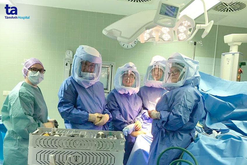 bác sĩ đặng khoa học và ekip