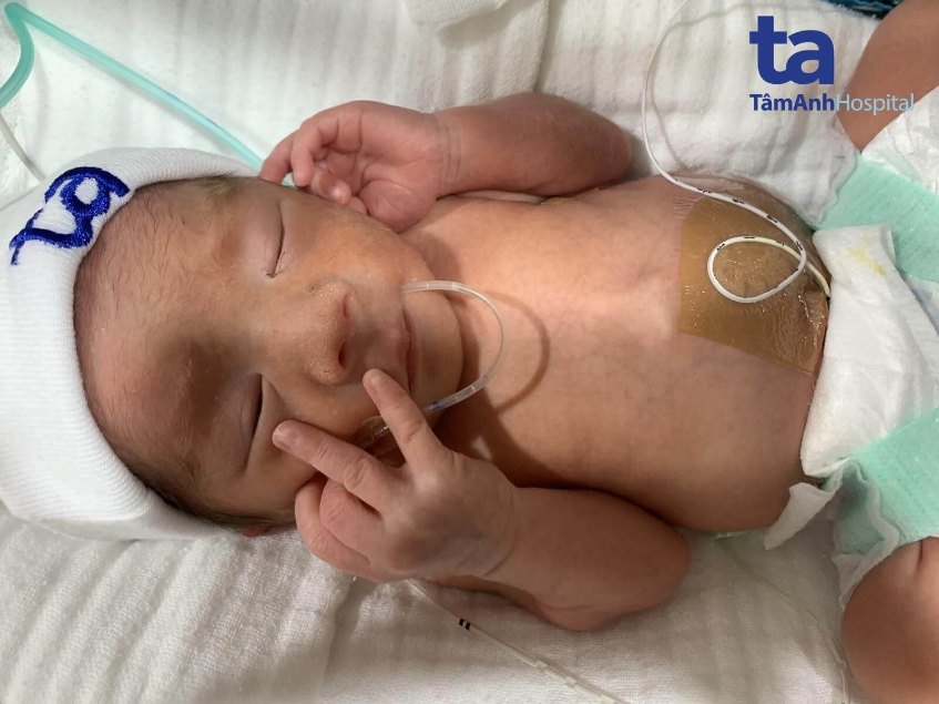 hạ sinh thành công bé trai