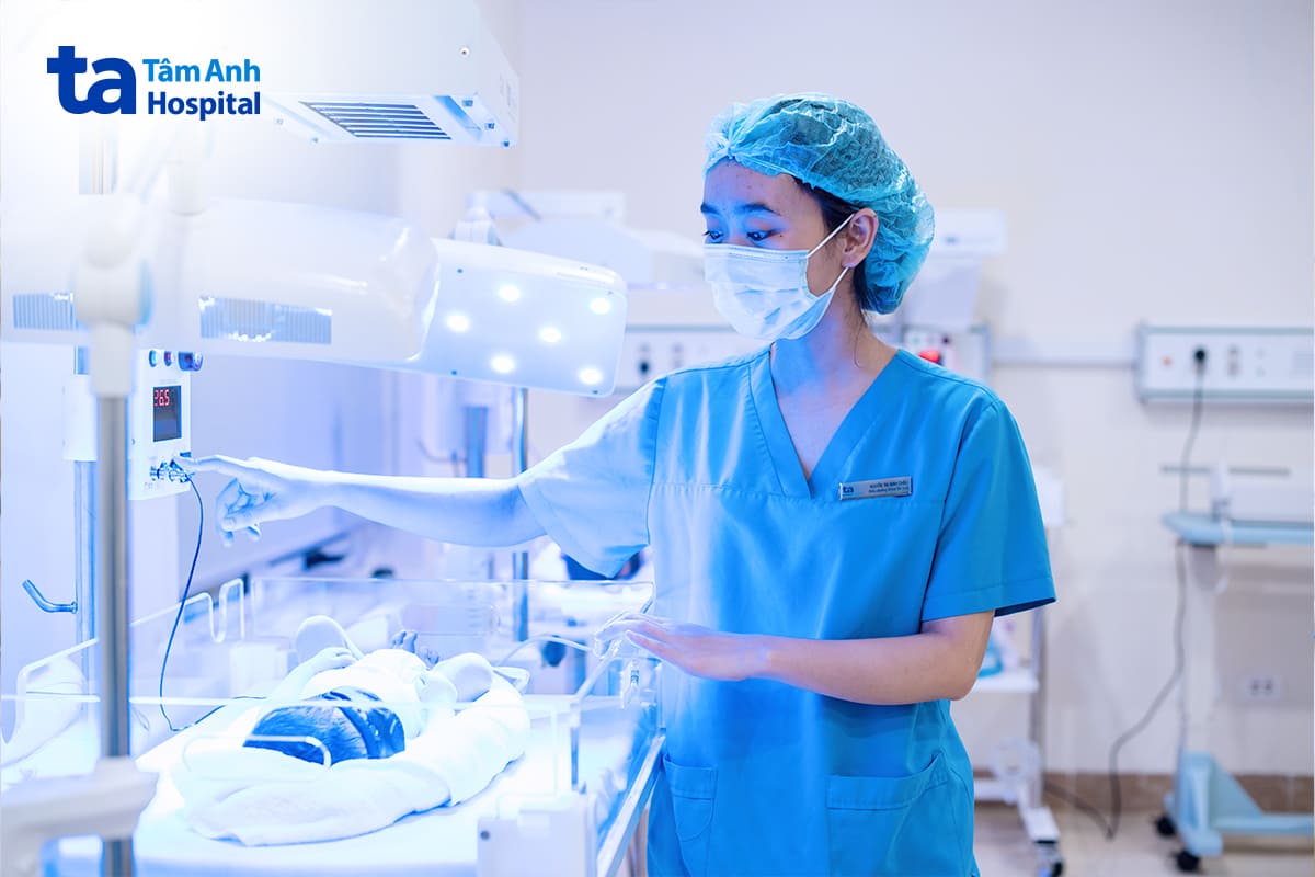 chiếu đèn trị vàng da sơ sinh tại trung tâm sơ sinh