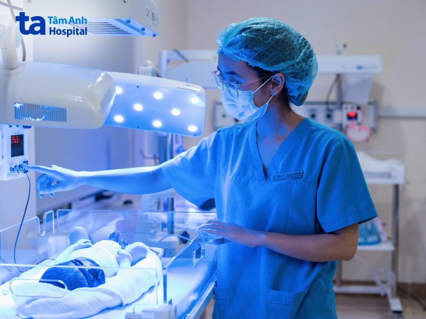 Chiếu đèn trị vàng da sơ sinh tại trung tâm sơ sinh