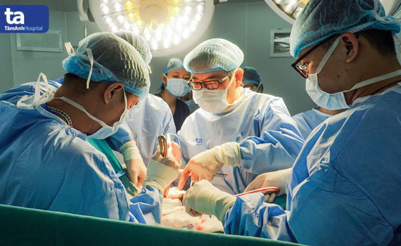 ekip thực hiện phẫu thuật