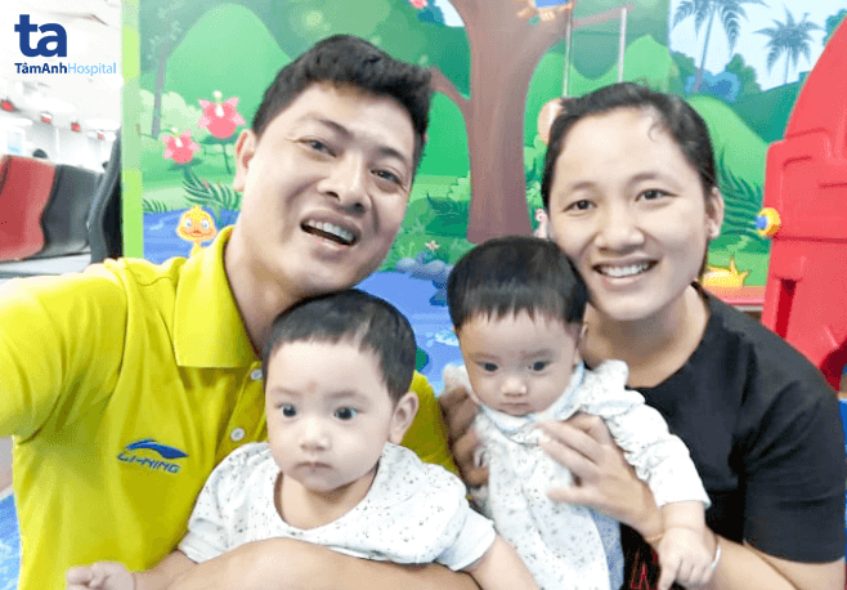 gia đình vui vẻ chụp ảnh