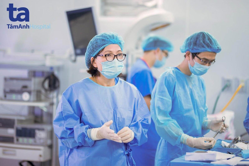 mổ cấp cứu truyền máu song thai