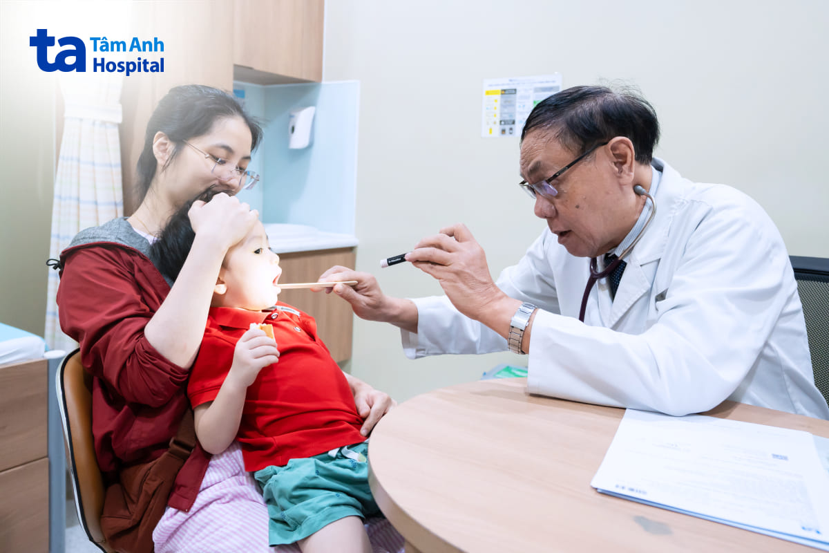 pgs.ts.bs vũ huy trụ khám cho bệnh nhi