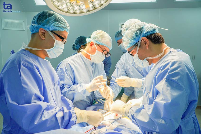 phau thuat thay khop nhan tao