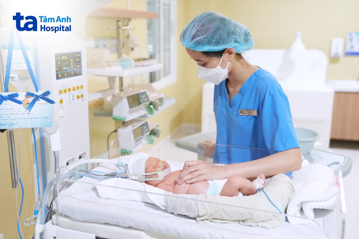 trẻ sơ sinh được chăm sóc và theo dõi sát sao, đảm bảo sức khỏe của trẻ