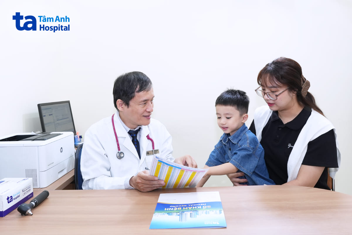 ts.bs trần đức hậu khám cho bé