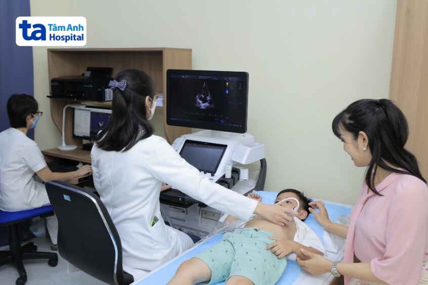 ThS.BS Phạm Đỗ Anh Thư - Trưởng đơn vị Bệnh Van tim, Trung tâm Tim mạch, BVĐK Tâm Anh thực hiện siêu âm tim khi nghi ngờ trẻ có dấu hiệu bệnh tim bẩm sinh