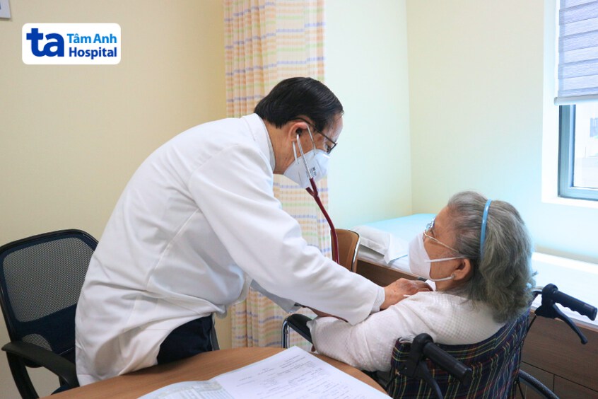 PGS.TS.BS Phạm Nguyễn Vinh - Giám đốc Trung Tâm Tim mạch, BVĐK Tâm Anh TP.HCM thăm khám tim mạch cho bệnh nhân