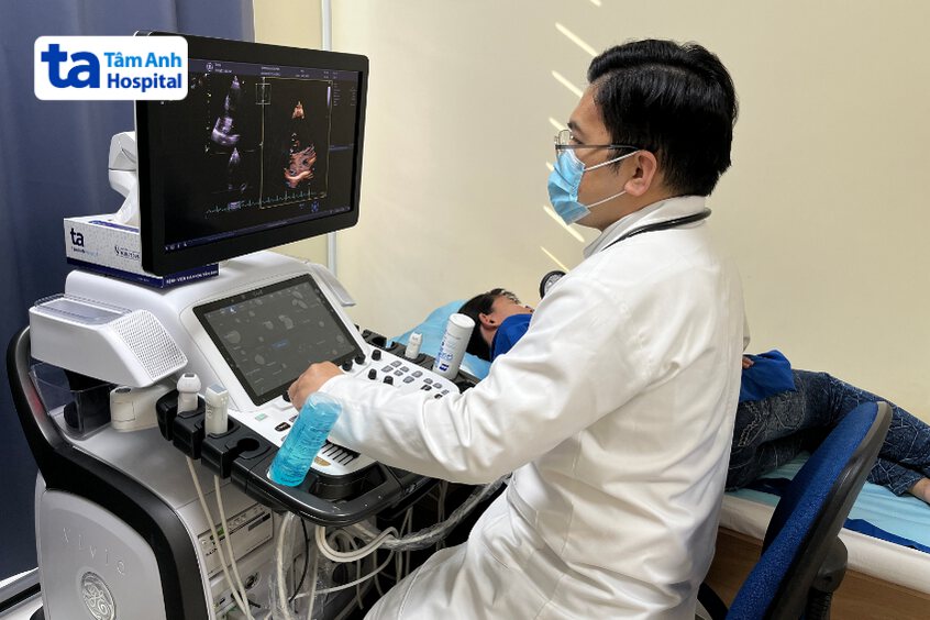 BS.CKII Vũ Năng Phúc - Trưởng khoa Tim bẩm sinh, Trung tâm Tim mạch, BVĐK Tâm Anh TP.HCM thực hiện siêu âm tim, đánh giá kích thước, hoạt động của van và các buồng tim