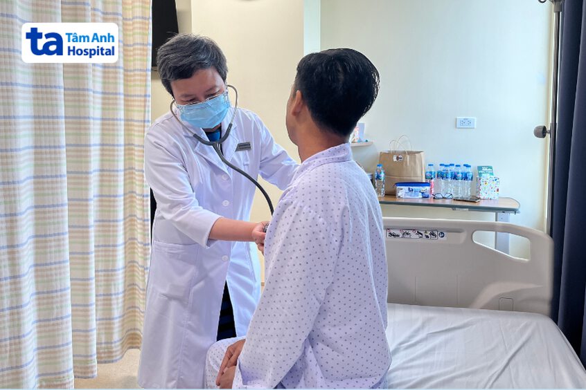 BS.CKI Nguyễn Phạm Thùy Linh thăm khám bệnh nhân hở van tim sau điều trị tại Trung tâm Tim mạch, BVĐK Tâm Anh TP.HCM